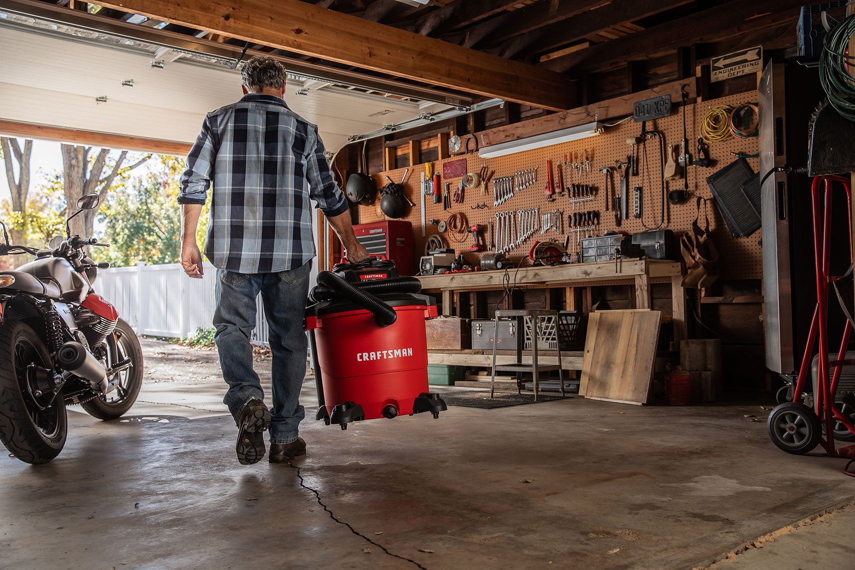 Craftsman Tools 20 Gallon Wet Dry Vacuum Man Carrying A Vacuum